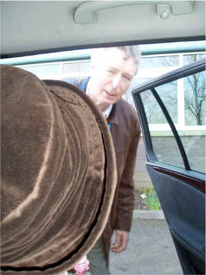 05.Mum thinks who is that as we arrive and John looks in car.jpg (174525 bytes)
