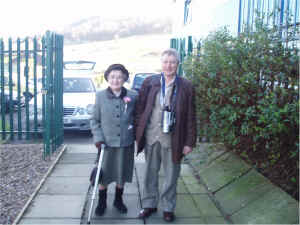 06.Mum arriving Windhilll School.jpg (188903 bytes)