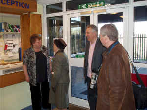 08.Deputy Headmistress Angela Smith greets Mary Shaw. Geoff and John Shaw look on.jpg (204101 bytes)